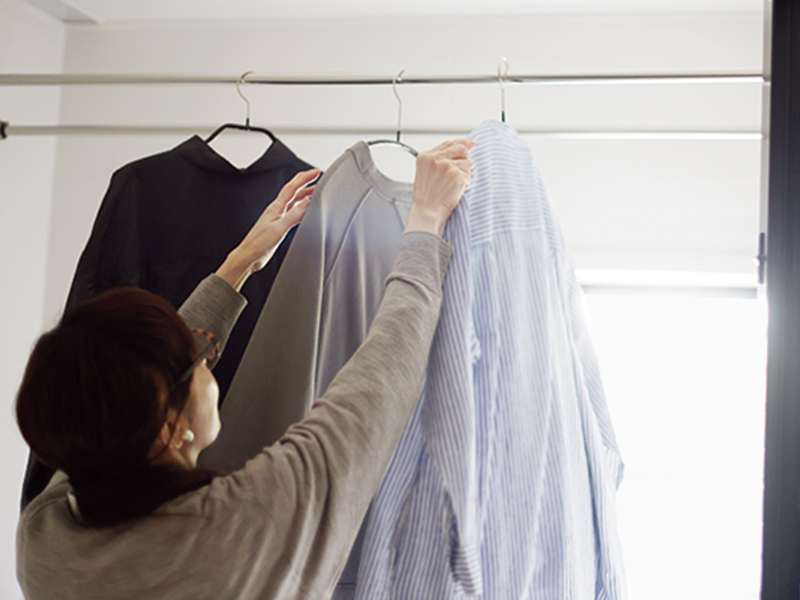 画像: 最近のリフォームで浴室にバーを2本渡し、浴室乾燥がより快適に