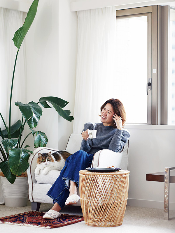 画像: 愛猫・パニータはこのジェルバゾーニの一人掛けソファが大のお気に入り。「ここに座ってお茶を飲んでいると、不思議と必ず膝に乗ってくるんです」