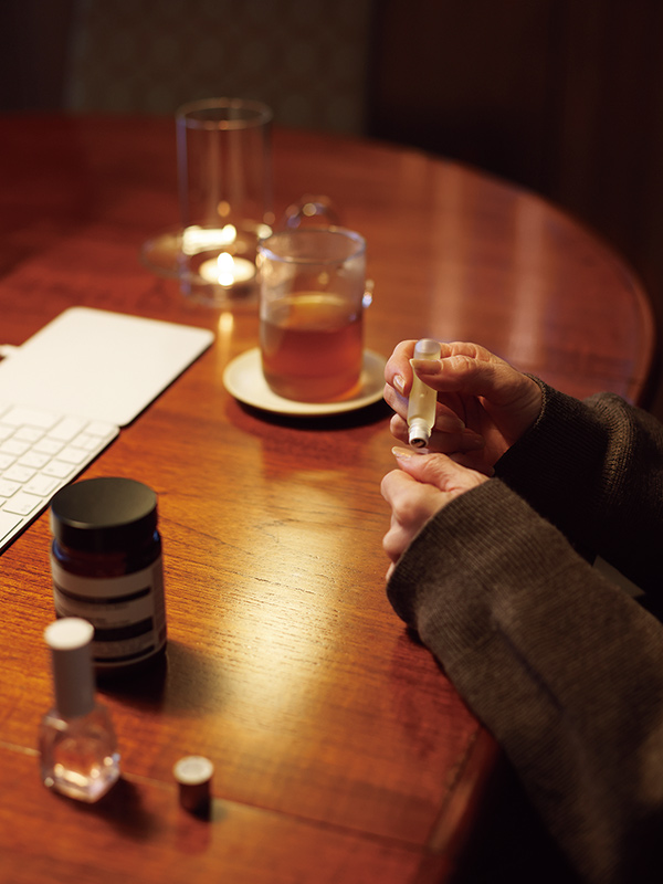 画像: ネイルのケアをしている間に、韓流ドラマや猫のユーチューブを視聴してリラックス