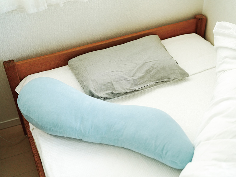 画像: 抱き枕は「本当に買ってよかった！ これが隣にあるだけで、深く眠れるんです」。枕は「首の高さに合わせてつくっていただいた」セミオーダーのもの
