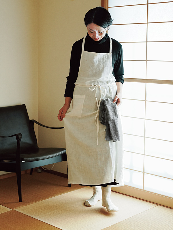 画像: 「エプロンもコーディネートの延長。お気に入りを身に着けたくて」札幌のイベントで出合った「シプリ.リミテッド」のものを色違いでそろえて愛用中