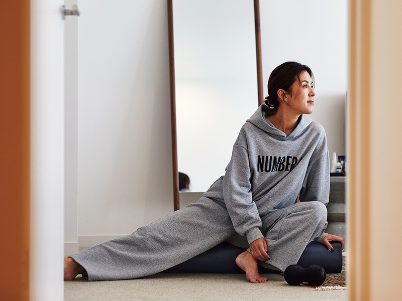 画像: 座り仕事は大殿筋など、お尻の筋肉が凝りがち。ポールを使ってほぐす