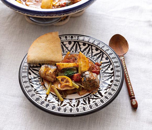 画像: いわし缶で10分!冬のかんたん煮込み鍋「いわしのタジン」のつくり方。料理研究家・荻野恭子さんの十八番鍋、砂漠の民の知恵が詰まった“タジン鍋”が素材のうま味を引き出す