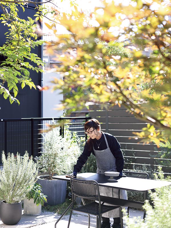 画像: ガーデンテーブルセットは「イケア」のもの。道具を置いたり、お茶を飲んだり、庭の手入れにも大活躍