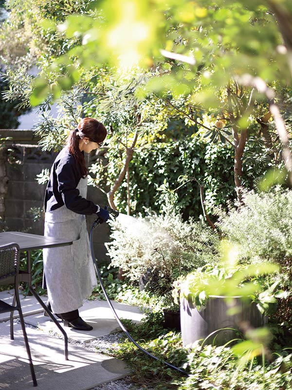 画像: 雑草引き、水やり、剪定などはもちろんのこと、家の周辺には桜、柿などの落葉樹があるので落ち葉集めもひと仕事。手を掛けるごとにいとおしさも増す