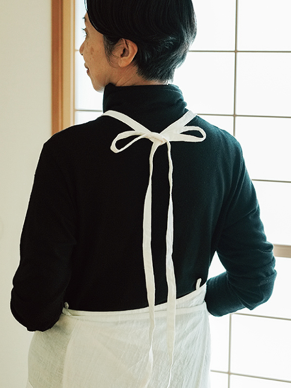 画像: クロスとリボン結び、2ウェイの肩ひもは、気分で結び方を変えて