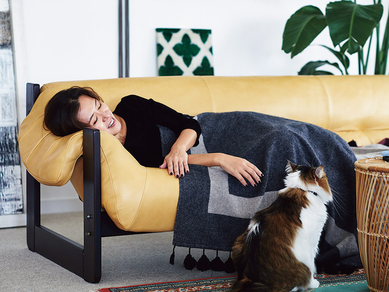 画像: ベッドで寝ると熟睡して起きられなくなるので、ソファで30分ほど横に