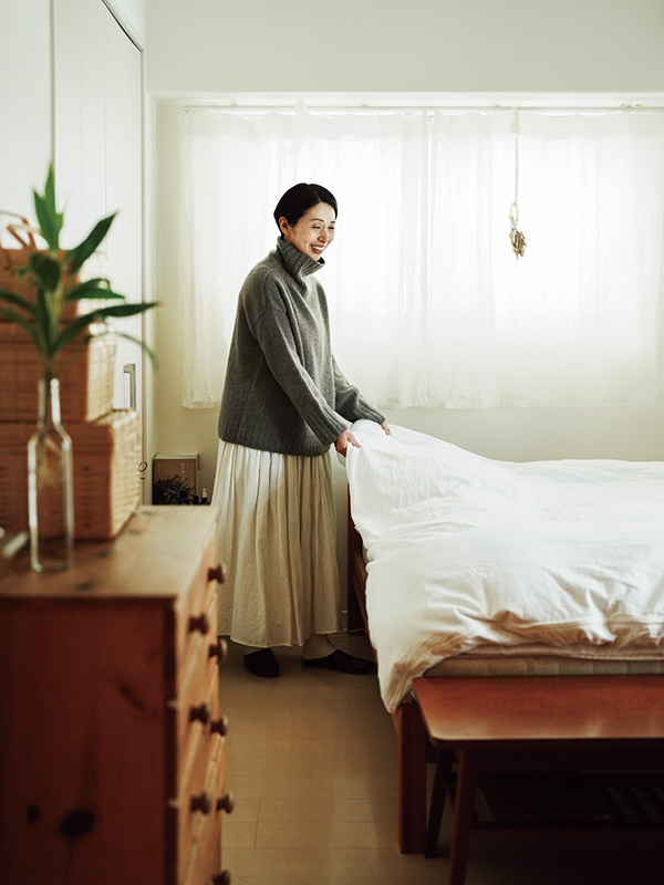 画像: 「家の中でもとくにベッドルームは清めておきたくて」。窓辺に「浄化に役立つ」ホワイトセージを下げて