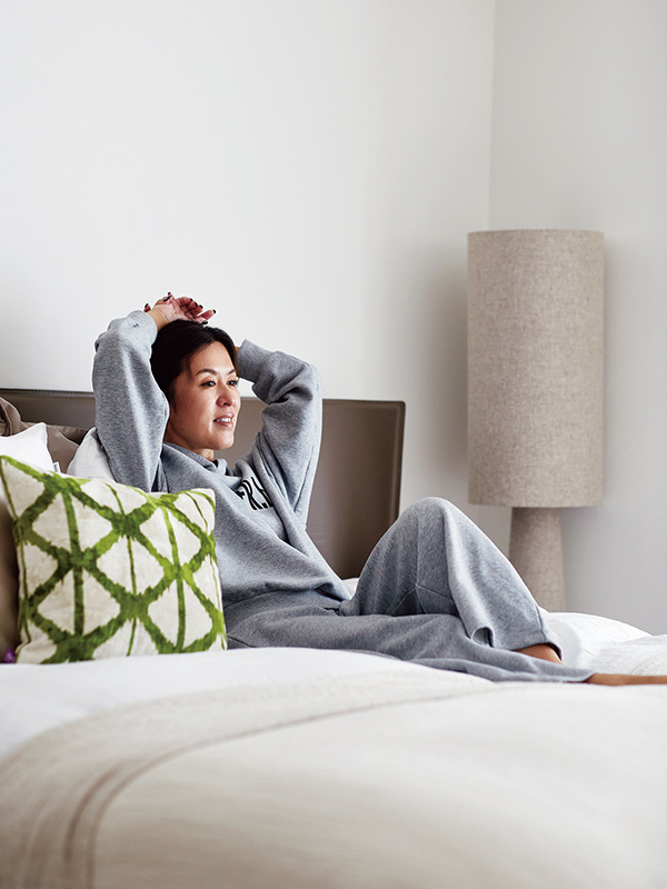 画像: 休みの日は部屋着のまま、子どもたちの簡単な食事をつくるだけで、あとは午後までベッドの上にいることも。「絵に描いたようななまけ者をします（笑）」