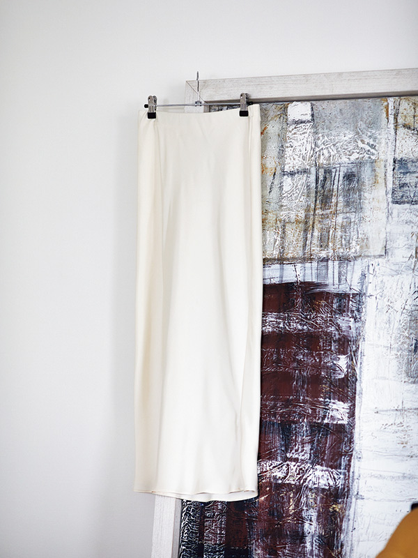 画像: タンゴレッスン用のフレアスカートとシューズ。ふだんの装いとはまた違った、脚のラインが見えるスカートやヒール靴で踊ることで、所作も美しくなる