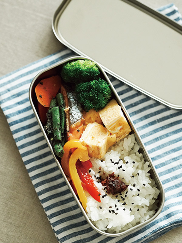 画像: 手づくりのお弁当で昼食。弁当箱は使いやすいサイズの「工房アイザワ」のものを愛用