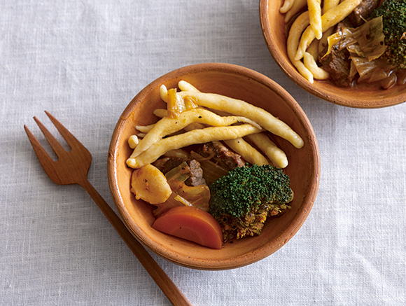 画像: 冬のおすすめ煮込み鍋「牛肉とパプリカの煮込み鍋（グヤージュ）」のつくり方。料理研究家・荻野恭子さんの十八番鍋、ハンガリーの“牛飼い”たちが野外でつくった伝統料理