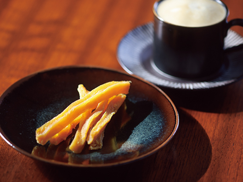 画像: 食事も体をいたわるものを。腸内環境を整えてくれる干しいもは常備。おなかの調子がよくなるそう