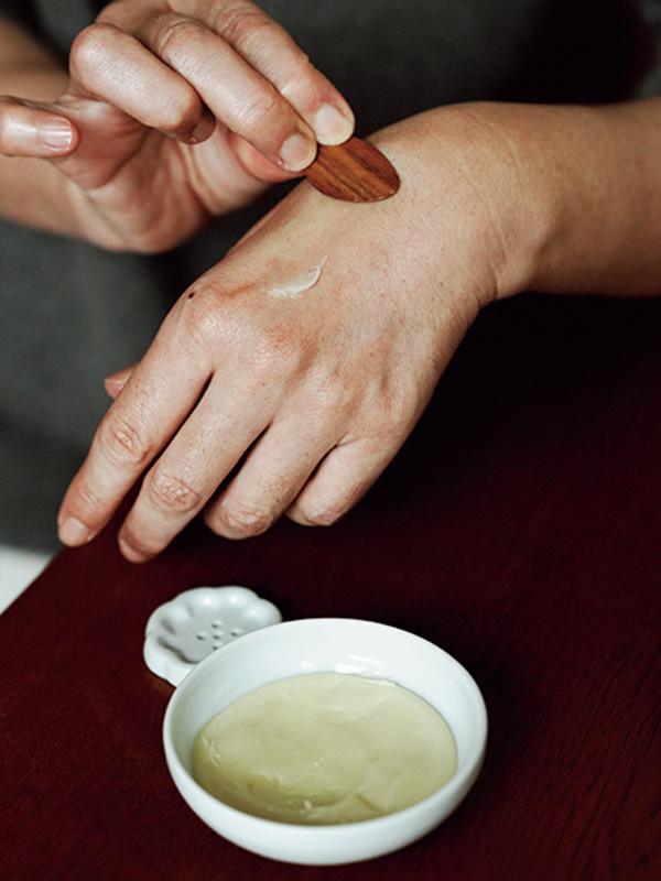 画像: 「イーヴァム」のラベンダーオリーブバームは、専用の器も美しい