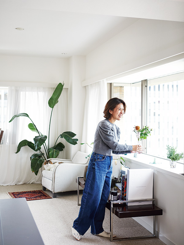 画像: 真夏以外は生花を飾ることを欠かさないという大草さん。花の水替えや花器の取り替えは朝の時間帯に