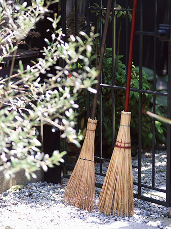 画像: 落ち葉をしっかりキャッチしてくれる「アズマ工業」の名匠ほうき