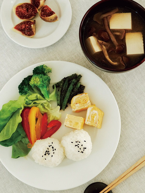 画像: 必ず味噌汁を添えるのは「信頼する編集者さんのすすめがきっかけ。義父の手づくり味噌と島根の味噌を合わせています」。お米は地元奥出雲産の玄米を五分づきに