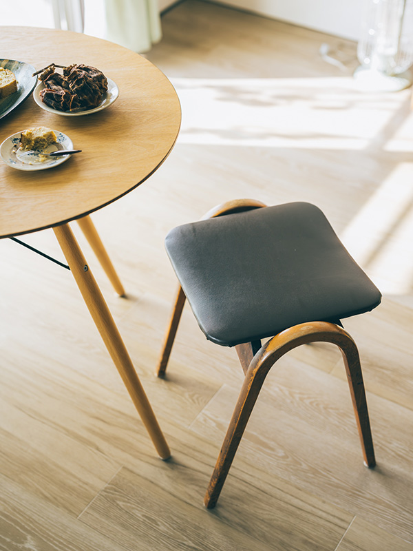 画像: 座面を張り替えて生まれ変わったスツール