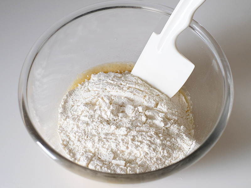 画像: 粉類を切り混ぜる