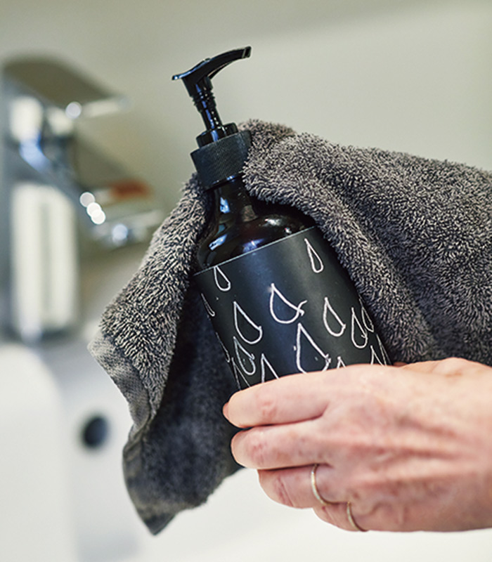 画像: ハンドソープのボトルもていねいにふき上げる。「細部が大事ですから」