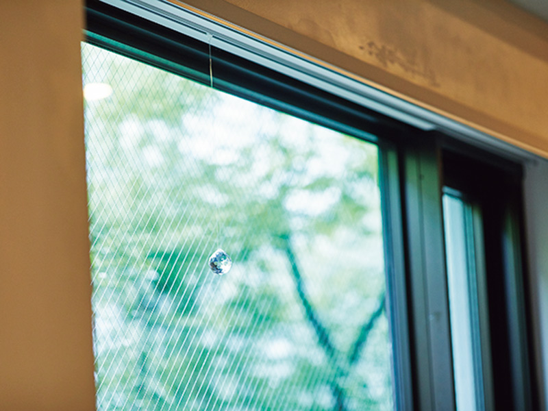 画像: 窓辺に吊るしたサンキャッチャー。陽光が差すと部屋中に光がまわる