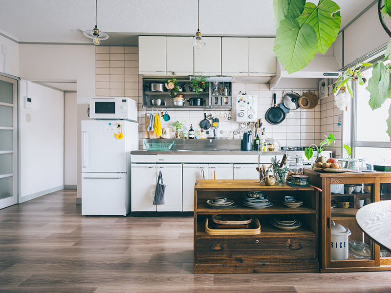 画像: 淡いピンク色のタイルがかわいい千夏さんの台所
