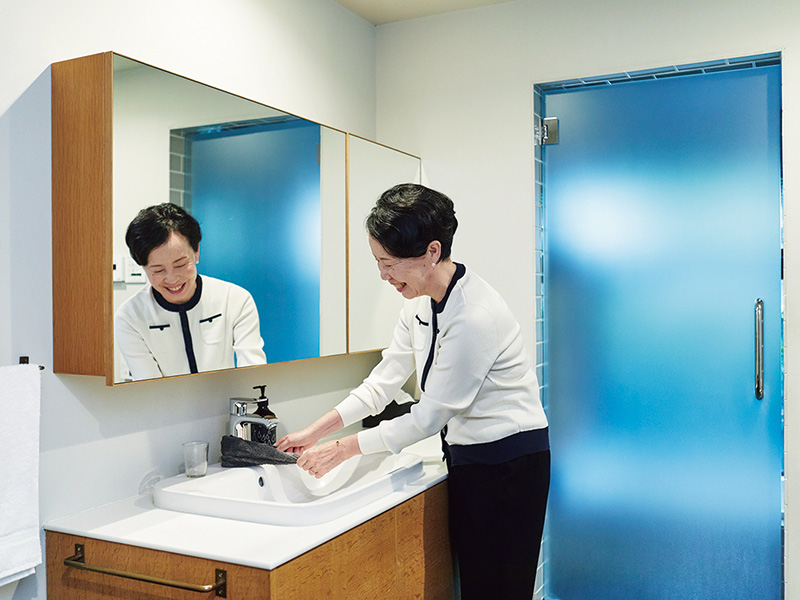 画像: 洗う前の洗面所のシンクの周りもていねいにふく。「またすぐに洗面所を使うので濡れるとわかっていても、ふくとやっぱり気持ちいいです」