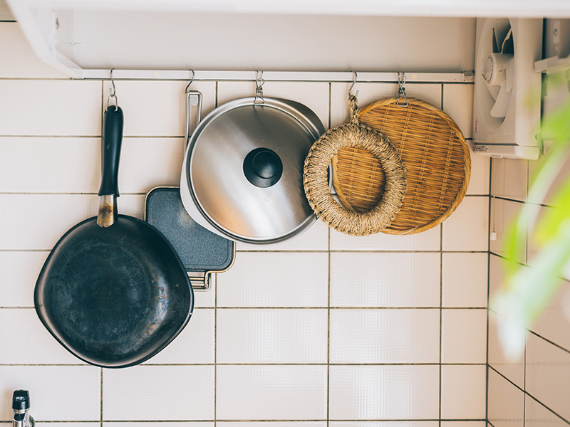 画像: ちょっとしたすき間にS字フックをかけて収納に