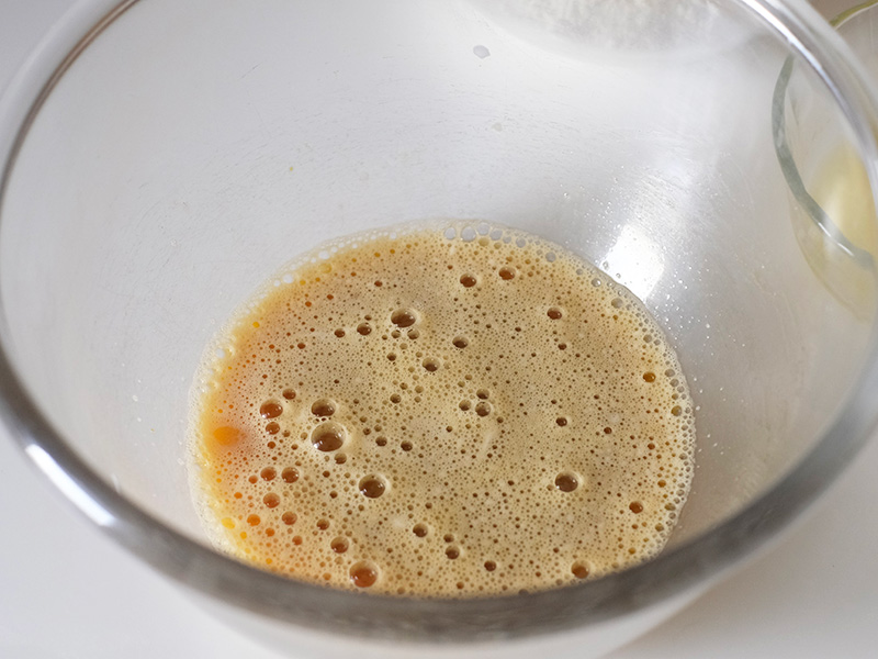 画像: 卵、砂糖、牛乳を混ぜる