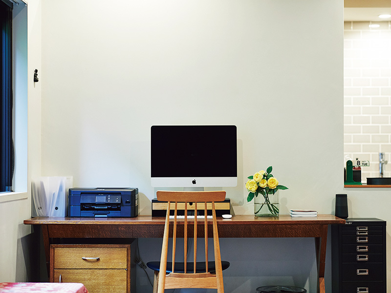 画像: キッチンやダイニングテーブルのすぐ近くにある、夫と共有しているワークデスクはいつでもきれいに整理されている。花を飾るのも欠かさない習慣