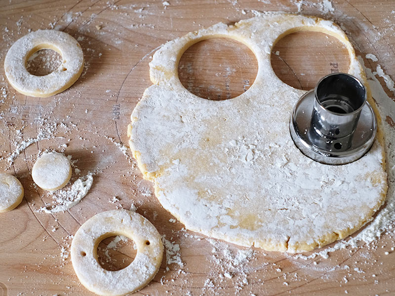 画像: ドーナツ型で切り抜く