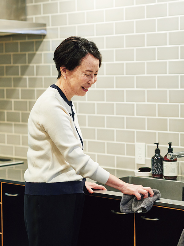 画像: タオルを洗濯機に入れる前に、シンクをさっとふき上げる