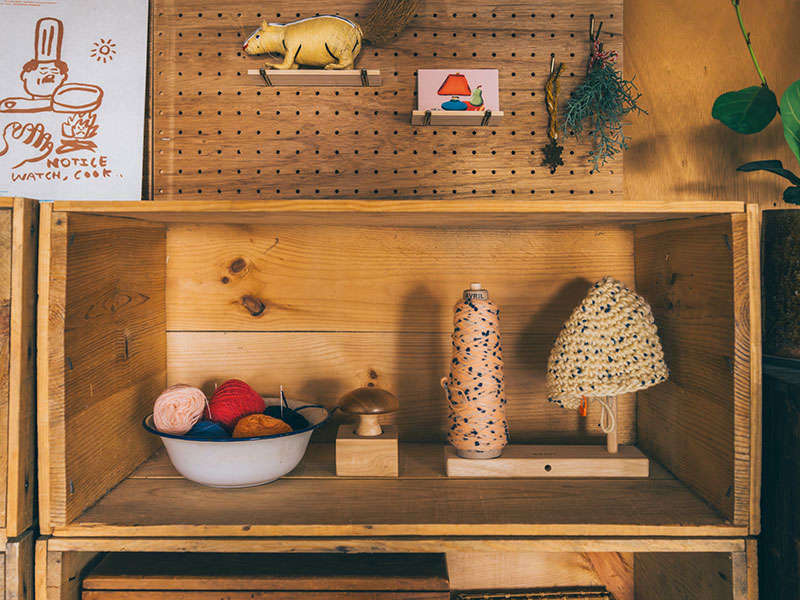 画像: いまは帽子を編んでいる