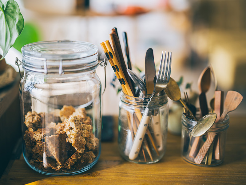 画像: 気軽につまめるように、保存瓶でストック