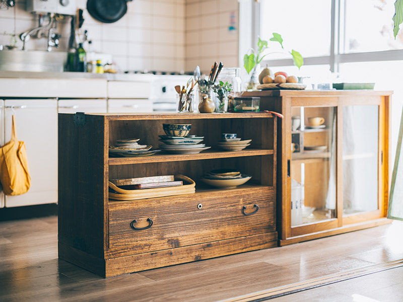 画像: 父がメンテナンスしてくれた桐箪笥（左）と母から譲り受けたガラス窓の棚（右）