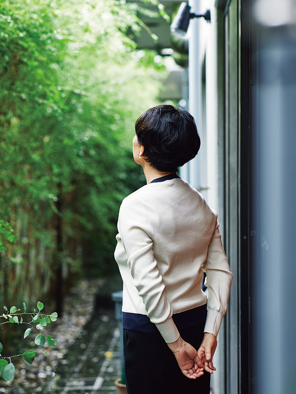 画像: 隣家との垣根には常緑樹のプリペットを植えた。1年を通して緑を楽しめる