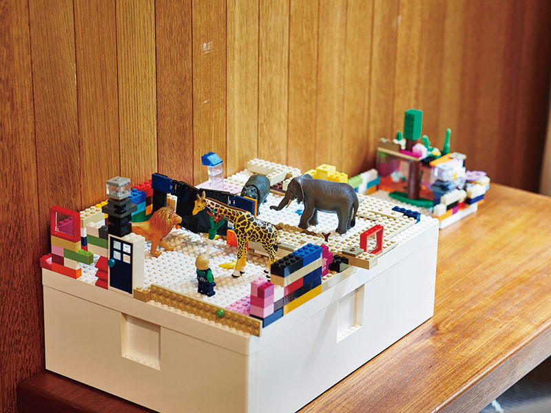 画像: 部屋の一角には孫たちが遊ぶおもちゃ。「住み継ぐことになったこの家に、子どもの笑い声などが新たに響くようになり、家も喜んでいる気がしています」