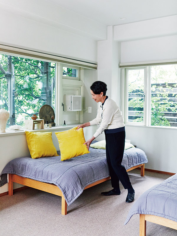 画像: 夏は白一色だった寝室のリネン類を、秋冬は好きな色に取り替えて。「黄色とグレーの組み合わせが好き。寝室が落ち着いた雰囲気になり、見るたびに新鮮な気持ちになります」