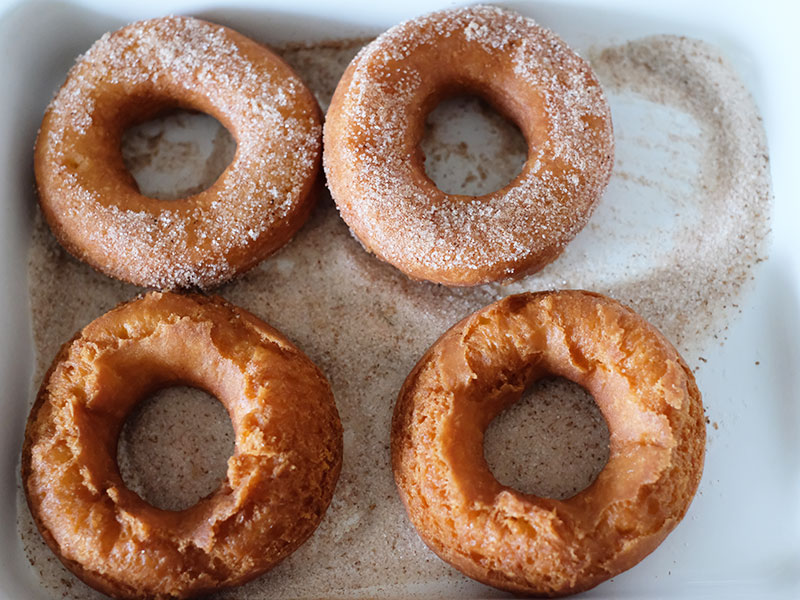 画像: シナモンと砂糖をまぶす