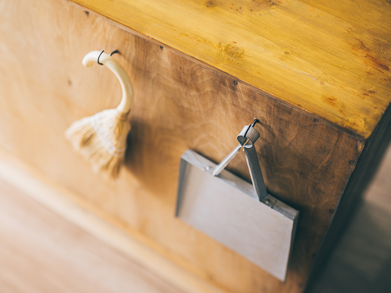 画像: 桐箪笥の裏にはフックを付けて掃除用具を