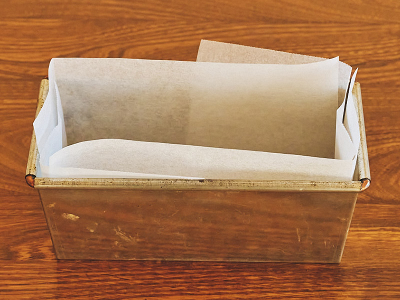 ぴったりはまる「パウンド型」のシートの敷き方。お菓子づくりが楽しくなる!知っておきたい下準備のコツ/小豆田マチ子さん(キャロットケーキ研究家)