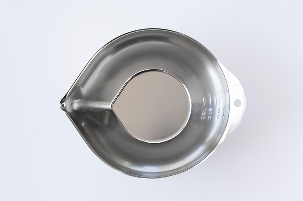 画像: 加工が難しく高い技術を要するしずく型の底面は、燕三条の職人による微調整で生まれたこだわりの形状