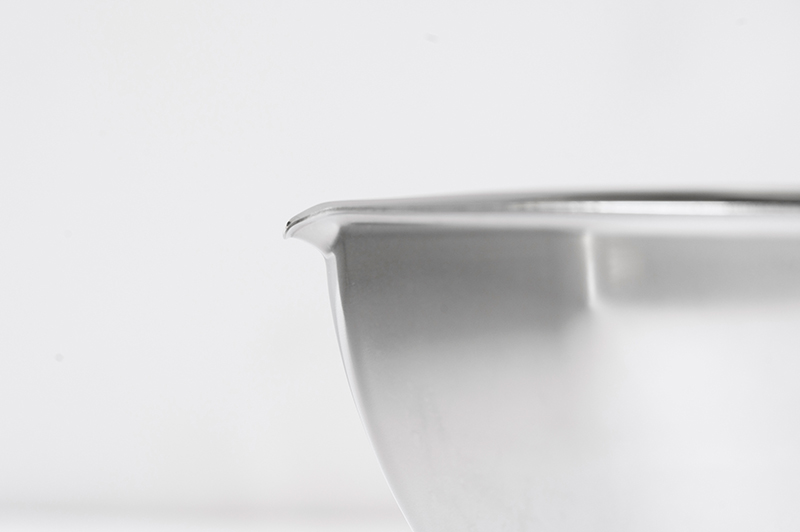 画像: 注ぎ口は2段階に折り曲げられた独自形状