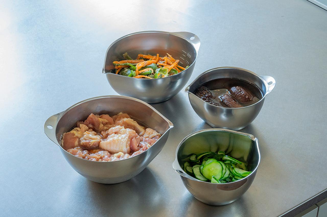 画像: なめらかな光沢仕上げでラップが密着するから、下ごしらえ後に冷蔵庫で休ませるのにも便利