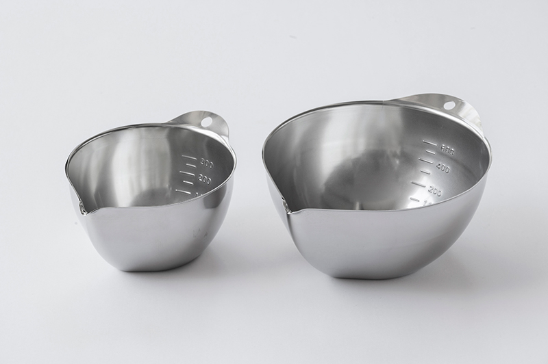 画像: 親指を添えられる縁付きで、調理中にボウルをしっかり支えることができる。11cmと15cmをセットでプレゼント