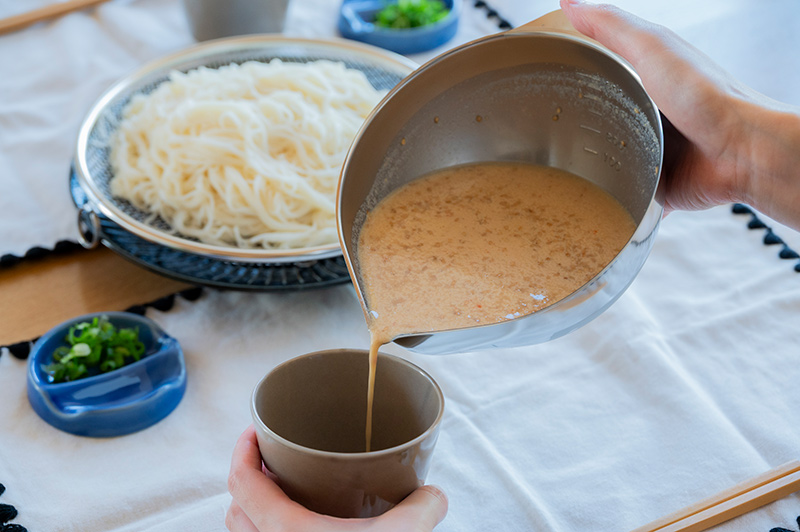 画像: ボウルひとつで合わせダレをつくってそのまま注げる