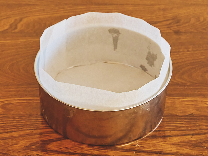 ぴったりはまる「丸型」のシートの敷き方。お菓子づくりが楽しくなる！知っておきたい下準備のコツ／小豆田マチ子さん（キャロットケーキ研究家）
