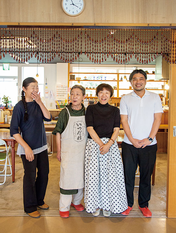 画像: なにはともあれ、みんなでごはんを食べましょう