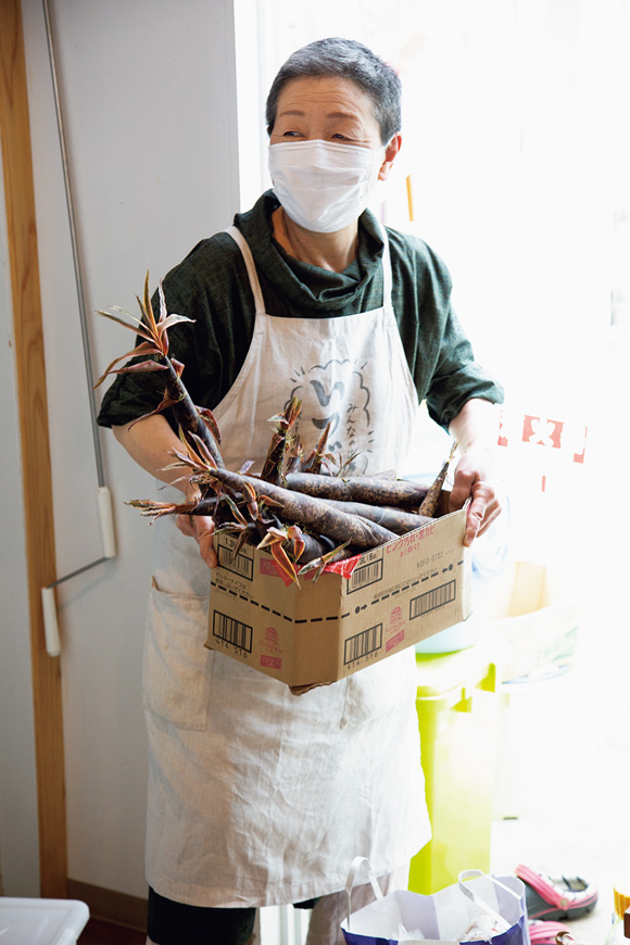 画像: 裏の竹やぶに生えてきた淡竹をせっせと収穫。すぐに、煮ものの材料として活用。「おいしいっていってもらえるのかって、毎回ドキドキしながらつくっています」