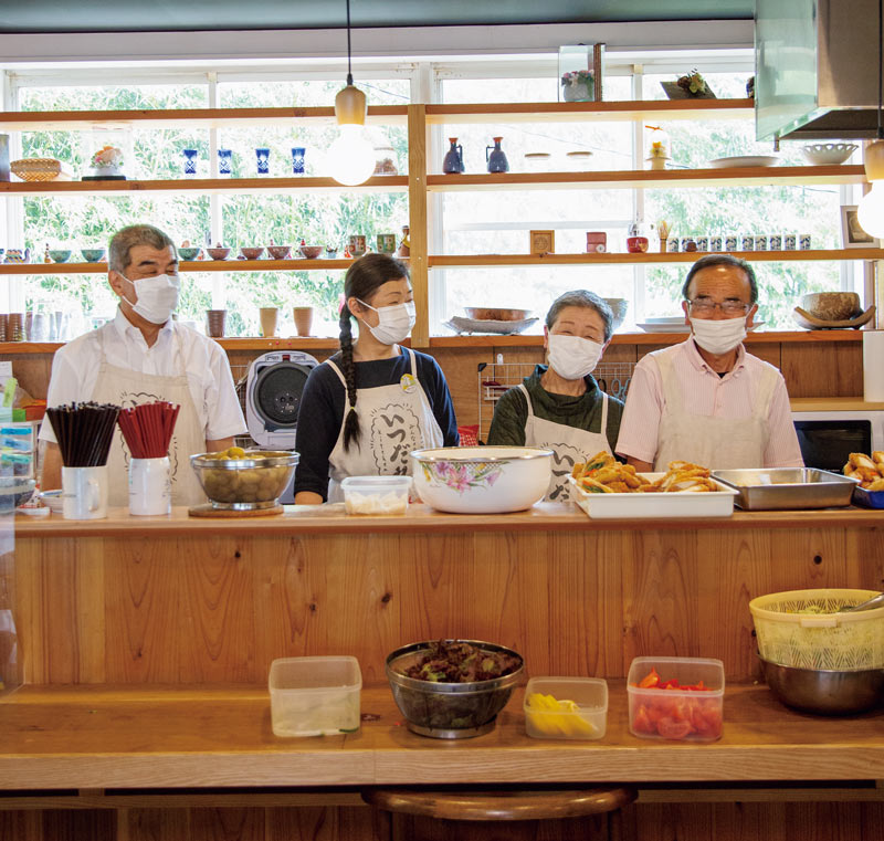 画像: いつだれキッチンを支えるのは、さまざまなバックボーンをもった人たち。マニュアルなどなく、ひとりひとりができることをする。食堂ってこういうもんでしょ、と引っ張る経験者がいないので、みんなが手さぐり。おおらかな枠組みだからこそ、いい雰囲気が醸し出され、それが、利用する人たちの心まで届く